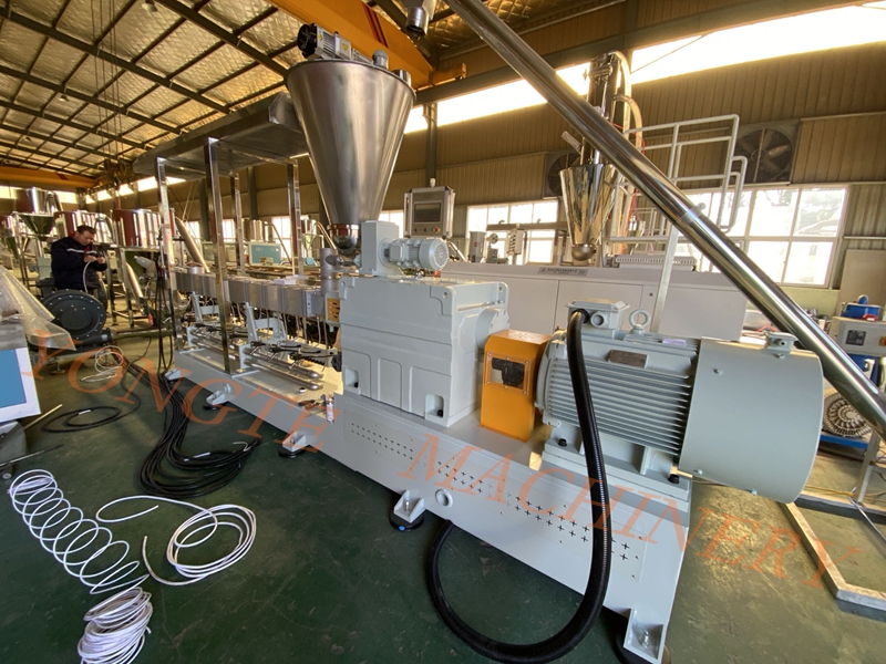 Sure Plastic Machinery is fully engaged in production to meet the diverse needs of foreign customers.